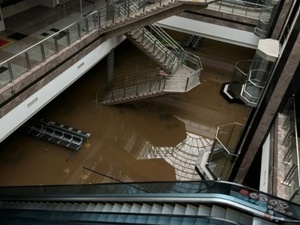 O Aeroporto Salgado Filho, em Porto Alegre, suspendeu as atividades de pousos e decolagens até o final do mês e maio, devido à catástrofe das chuvas que devastaram o Rio Grande do Sul. A pista do aeroporto está alagada. Dentro do prédio, a água já alcança as escadas rolantes. Foto: Reprodução